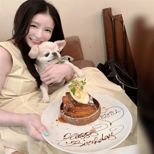 手島優がフライングバースデーの贈呈で大喜び！愛犬を抱いたショットもあり