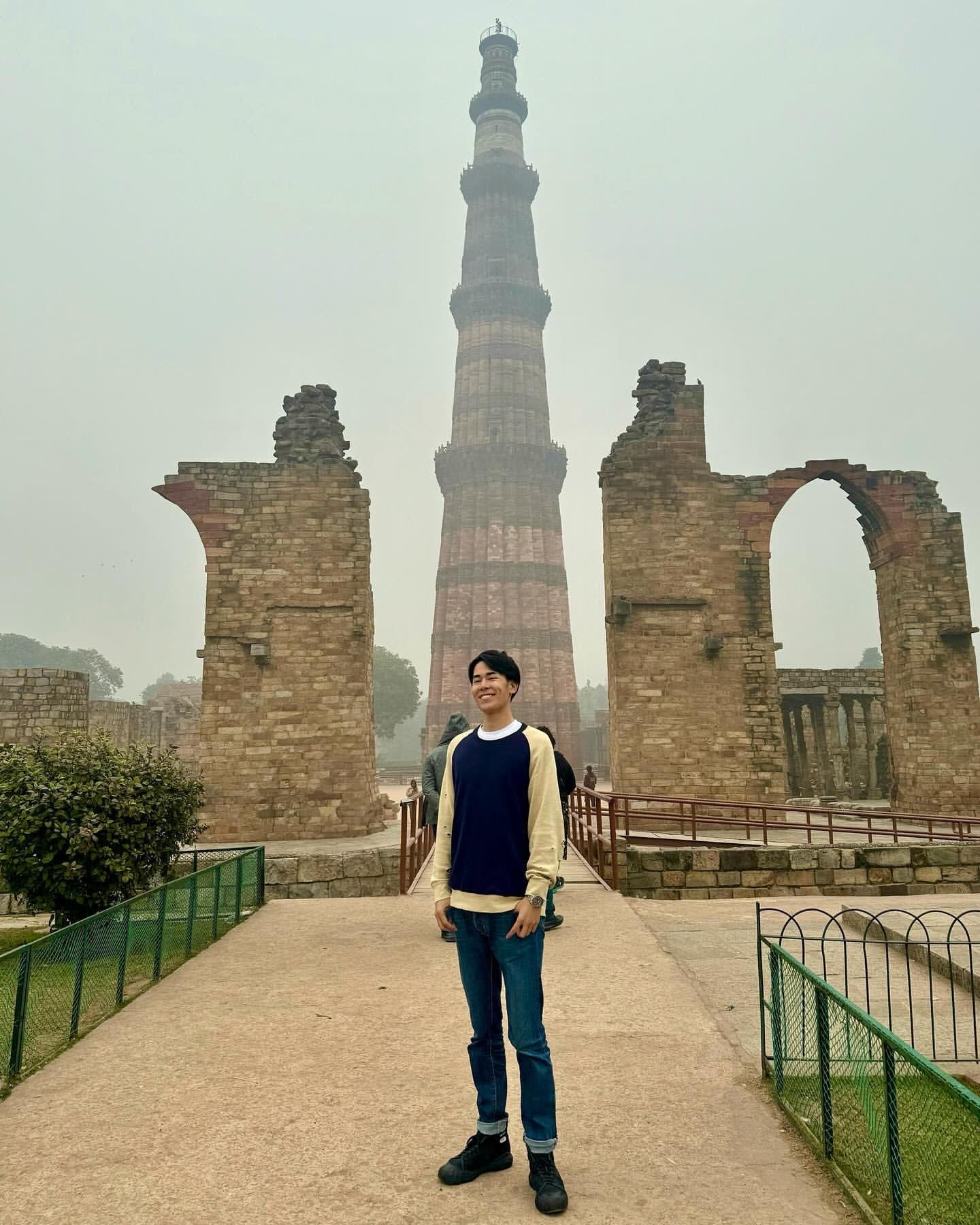 東海オンエア ・りょうの足が長すぎると話題に🔥「何頭身あんのよw」