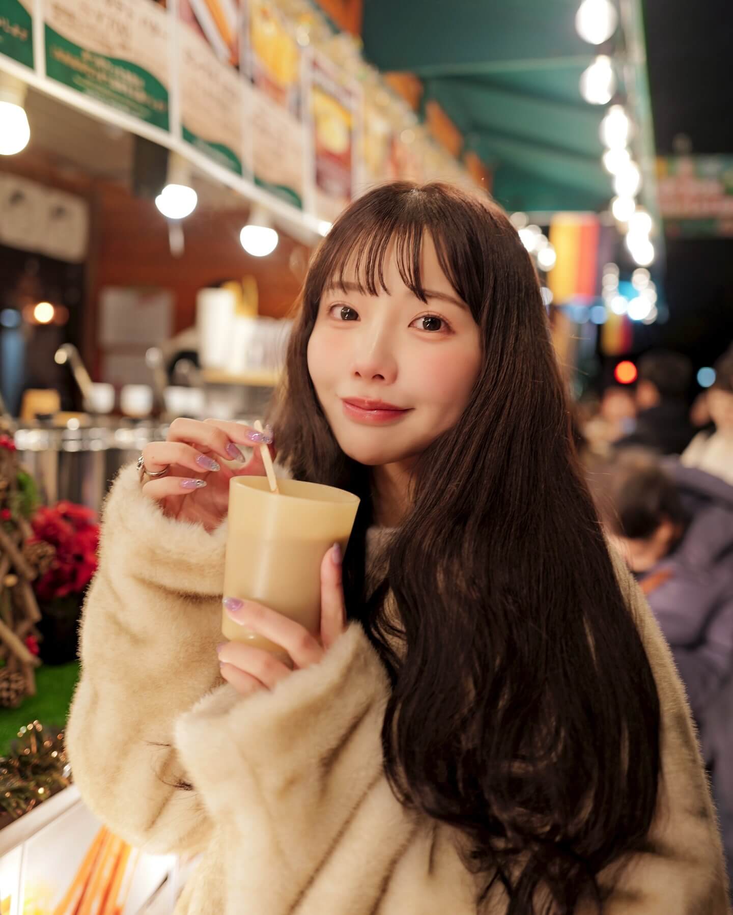 女性が憧れる人気YouTuber・えみ姉、北海道のクリスマスマーケットを満喫ショットを公開！