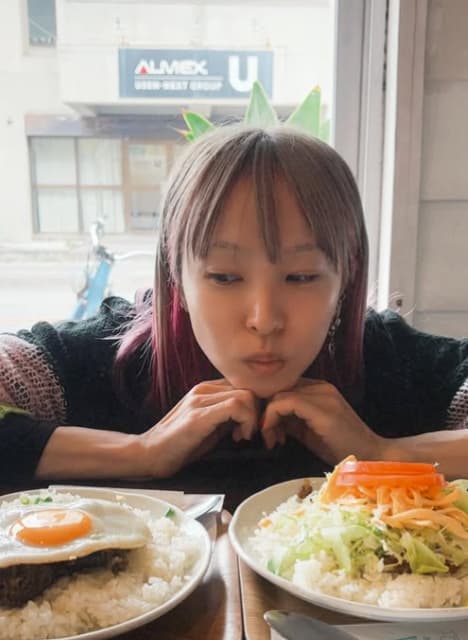 歌手・LiSAが沖縄でのオフショットを続々公開！すっぴん？でオフを満喫⁉