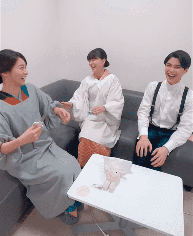 芳根京子らのオフショットが話題！「まどか26歳」パロディに現場も爆笑