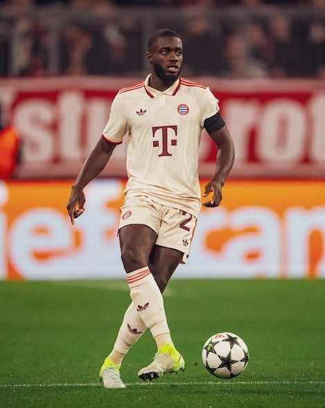 バイエルン所属DFウパメカノ、CLでの勝利後ファンへの感謝を示す