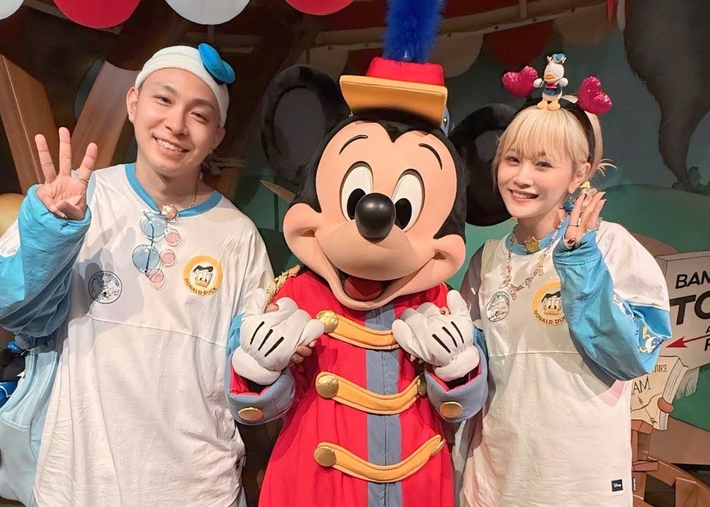 元モー娘。新垣里沙が結婚記念日を報告　夫とディズニーペアルックで笑顔に包まれる