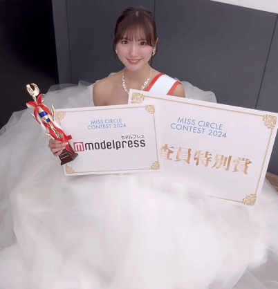 ミスコン特別賞の現役女子大生レースクイーン・風間そら、床を覆うミラクルドレスムービー披露で大反響！