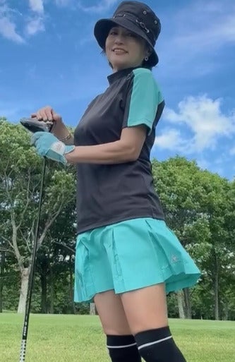 大物女優が超ミニスカ×ニーハイで“絶対領域”披露「いつまで経っても綺麗」「素敵」