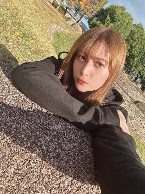 「確かに地面から生えてる」モデル・アンジェラ芽衣があのポケモンみたいだと話題に