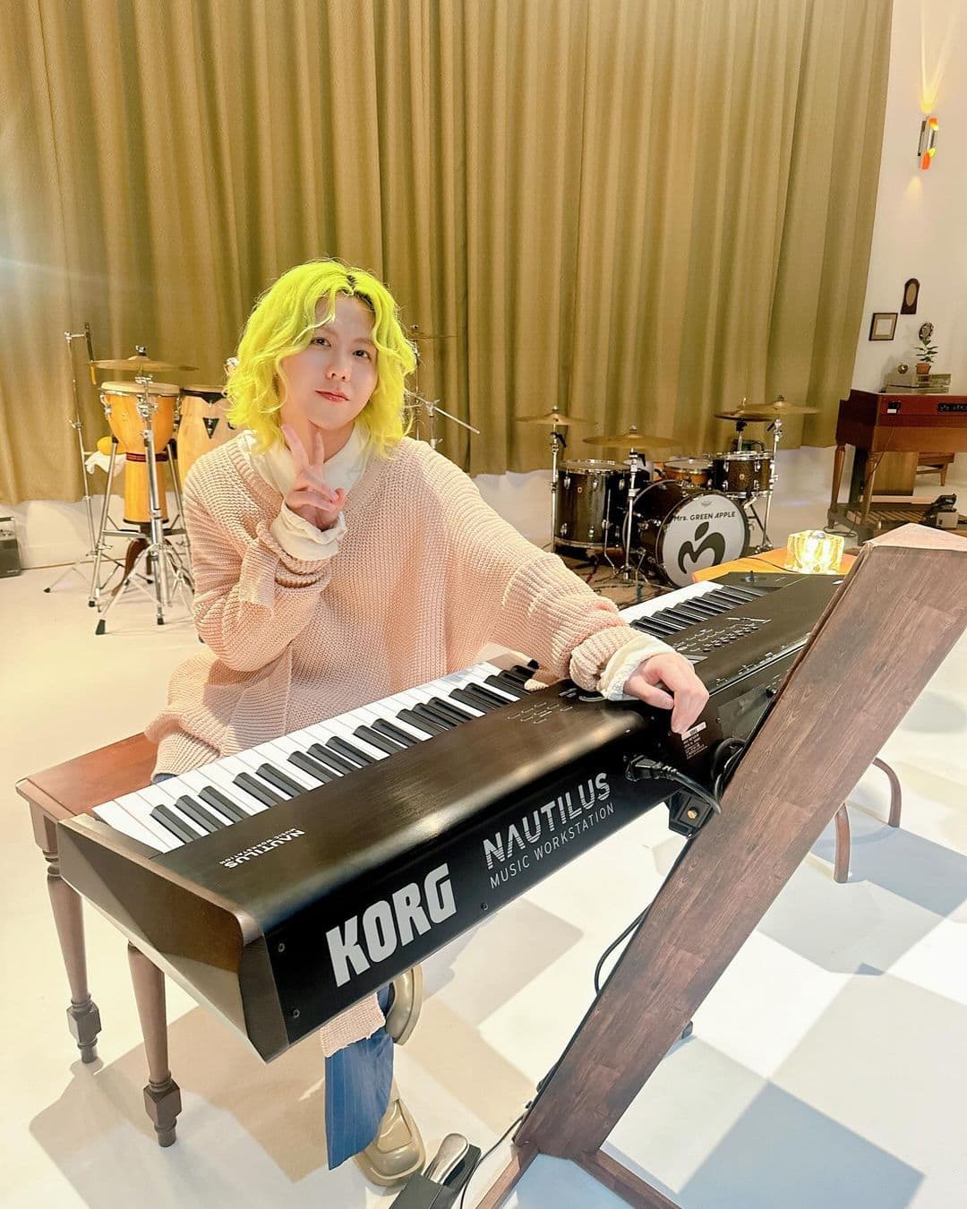 藤澤涼架「familie」オフショット　イエローグリーンの髪色に「かわいい！！」の声続出