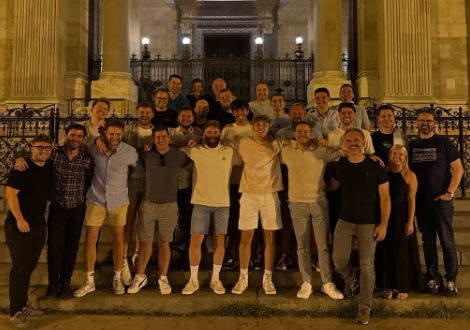 F1 衝撃ショット！アレックス・アルボン、ブダペストで“最強チーム”とのオフショット公開