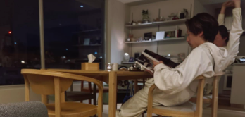 「晩ごはん後のくつろぎタイム」麻生要一郎、愛猫とリラックスするオフショット公開