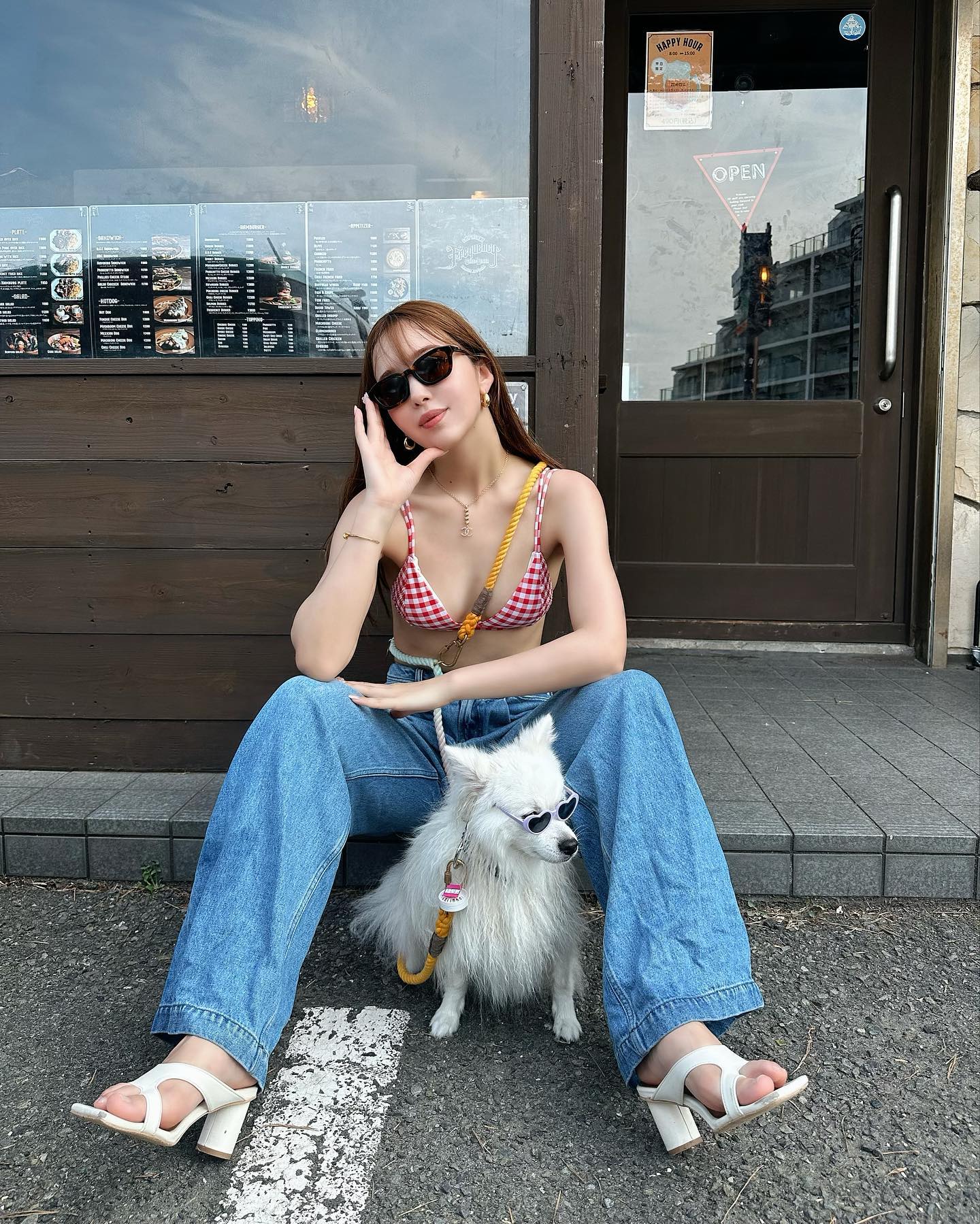 藤田ニコルが愛犬と休日デートの様子を公開🐩💕おそろいのサングラスショットが可愛いと話題に😎