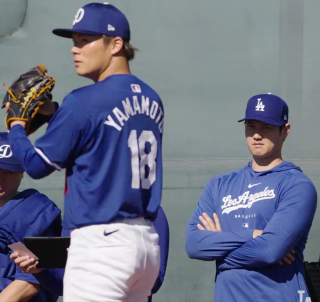 大谷翔平が山本由伸の投球を見守る様子に「監督の風格w」「翔平も認めている!!!!」