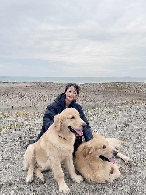 「とても癒やされます」ワンちゃんとたわむれる女性声優の姿にファンほっこり