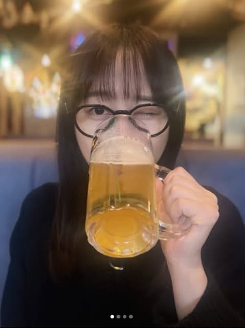 ビールぐびぐびでウインクをする女優・影山優佳がまさに癒し！リラックスしている写真を披露！