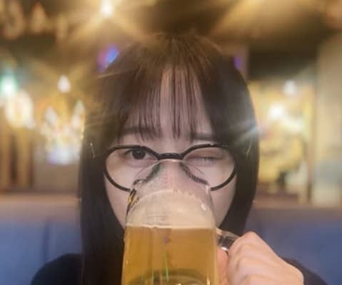 ビールぐびぐびでウインクをする女優・影山優佳がまさに癒し！リラックスしている写真を披露！