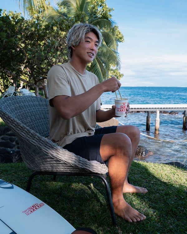 五十嵐カノア、サーフィン会場・タヒチに現地入り 日本が誇る〇〇を持参？