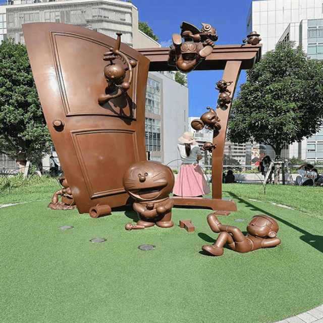 手島優がバースデーを迎え、「みらいのとびら」銅像前へ！キュートな後ろ姿公開