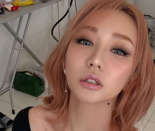 “くぅちゃん”倖田來未、MAQUIA撮影で魅惑のアップカットを公開