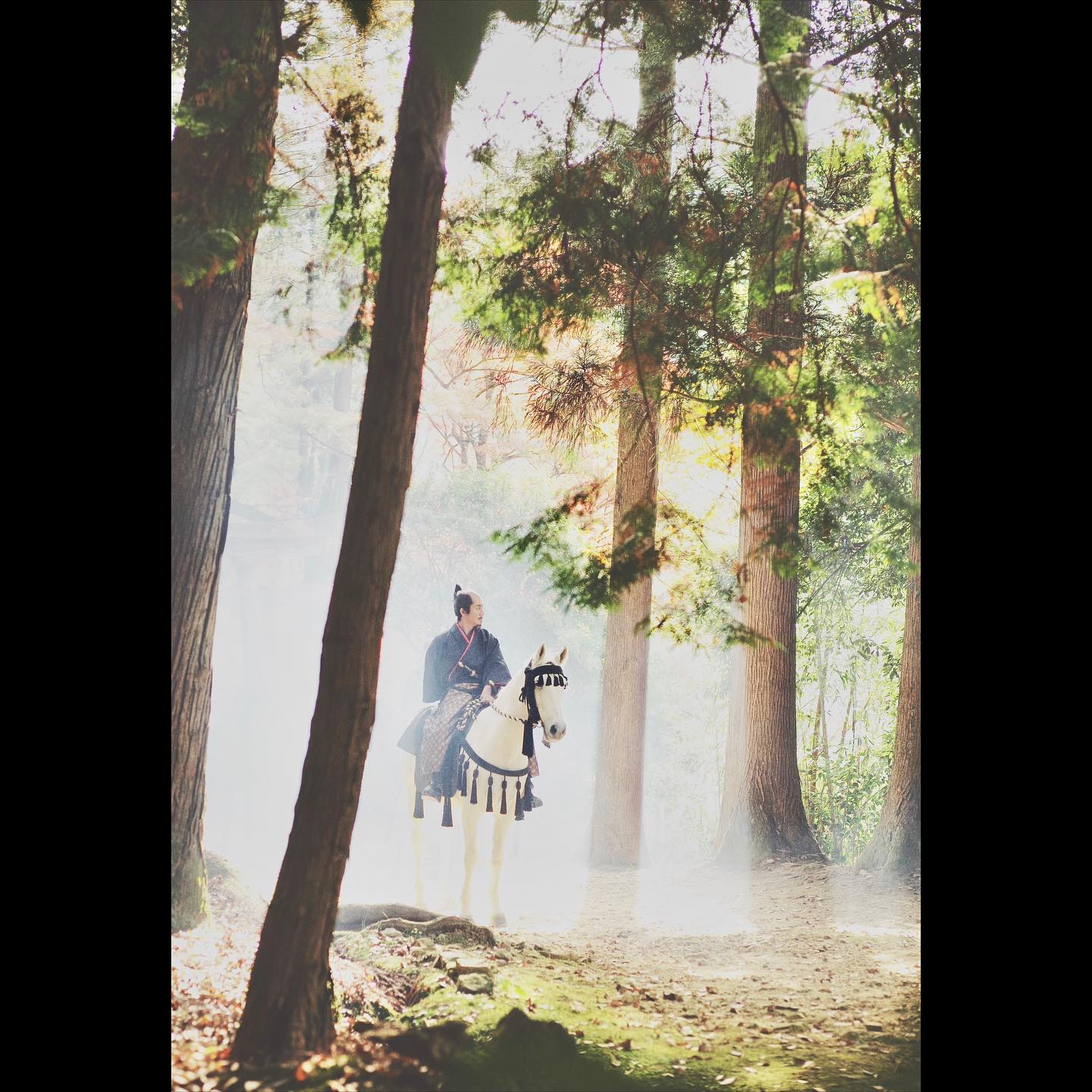 木村拓哉が白馬にまたがり光に包まれる✨神々しいショットが話題に📸