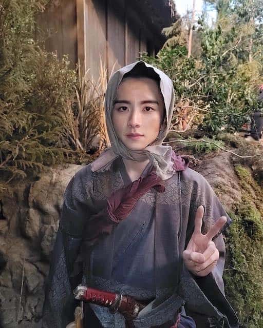 板垣李光人が虚無状態😲可愛らしいオフショットが話題🌟