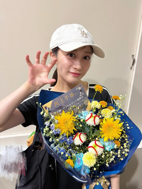 「#菊が野球ボールになってた #可愛すぎる 」NMB48・川上千尋、"ちひらーさん"からの始球式お祝い花束かかえ笑顔のインスタ投稿！