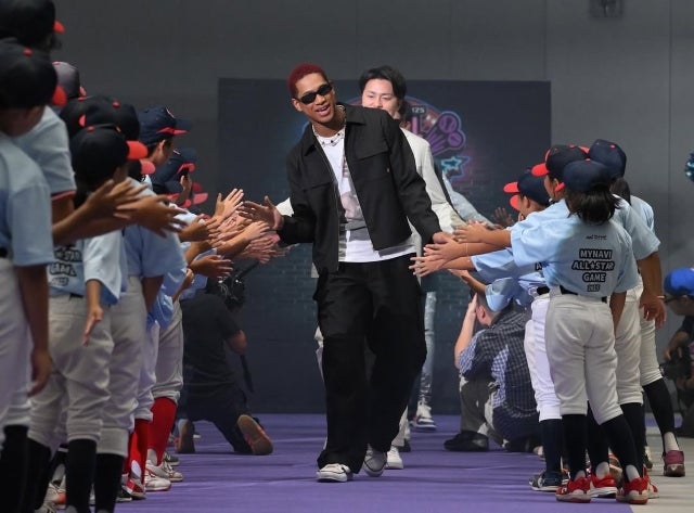 日本ハムファイターズ万波中正が「スターの風格」で登場。キッズとのハイタッチに笑顔が炸裂したASG2025前夜祭