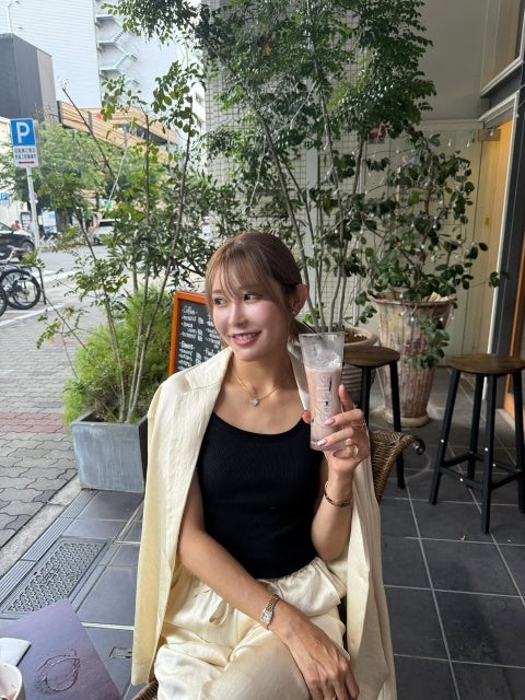 金田久美子、金髪卒業でも“キンクミ節”健在。夏の街角カフェで放つ涼しげオーラと潔い美しさ