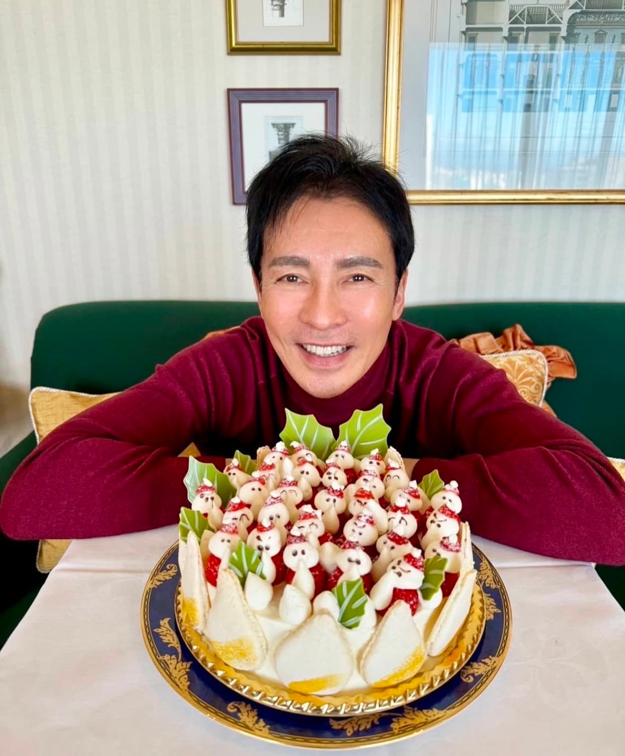 「どのサンタがひろみさんのおなかの中に！？」郷ひろみの可愛すぎるサプライズクリスマスケーキが話題に！