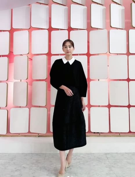 桐谷美玲　オールブラックなのに華やか！？スパンコールスカートで輝くevery服！