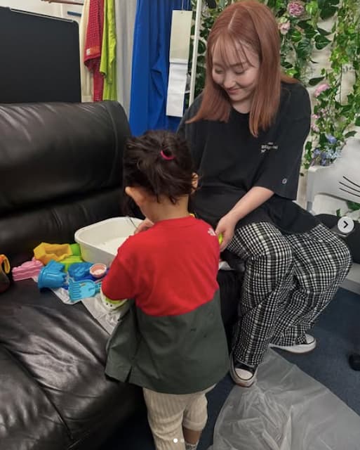 丸山桂里奈が娘のお仕事帯同の日のショットを投稿