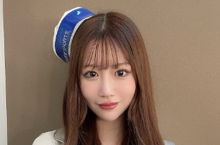 「青が似合う美女！」日南まみ、ポーカークイーンのオフショットに絶賛の声