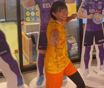 サッカー美女子の広島遠征記！プロプレーヤーとの”パネルショット＆キャプテン翼の巨大壁画”ムービーを披露！