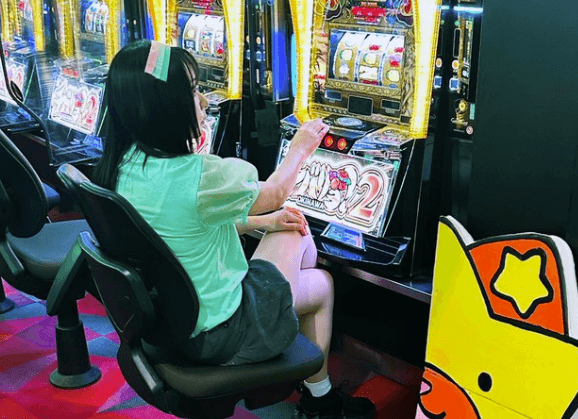 あの美人女芸人が1人でスロットに⁈「なかなかシュールな光景」