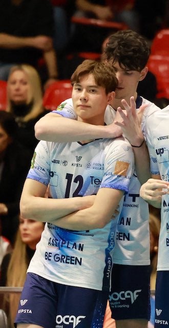 「抱き...いやキメられている...？！」バレー・髙橋藍の最新ショットが話題に😂