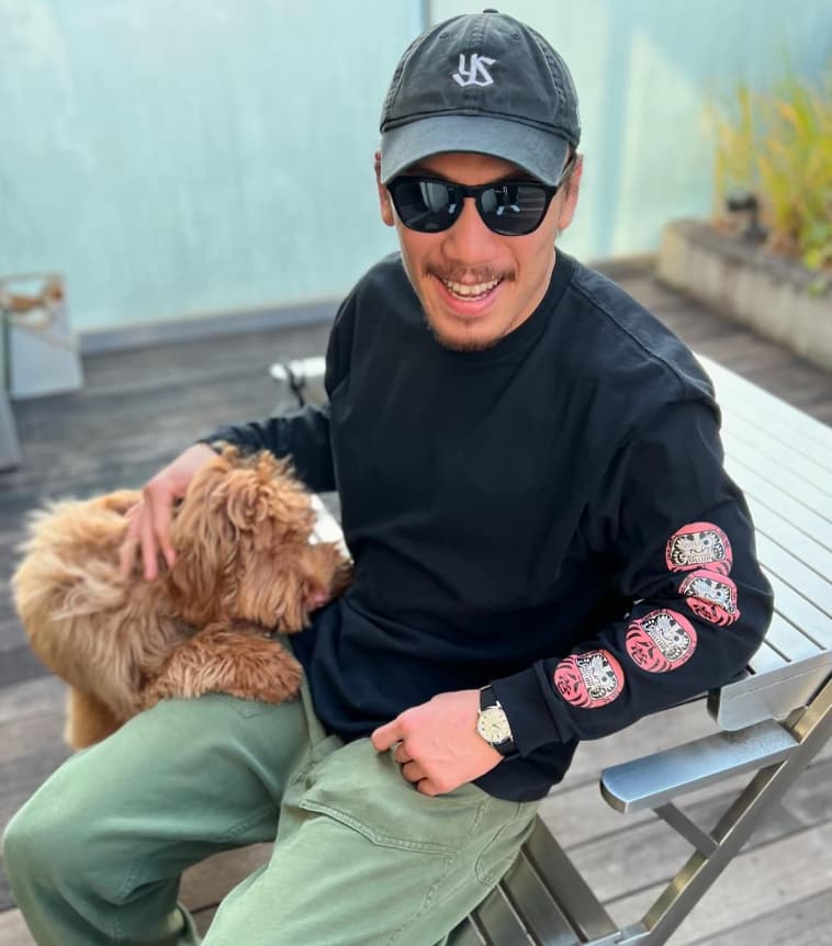 矢地祐介　キャップサングラススタイルで愛犬とのオフショット