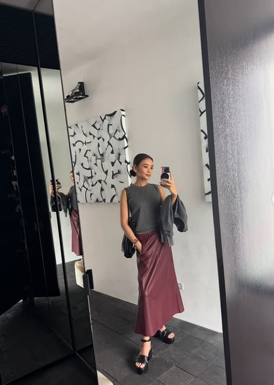 「スカート珍しい!」人気モデル〇〇、いつもと違うフェミニンな装いにドキッ‼