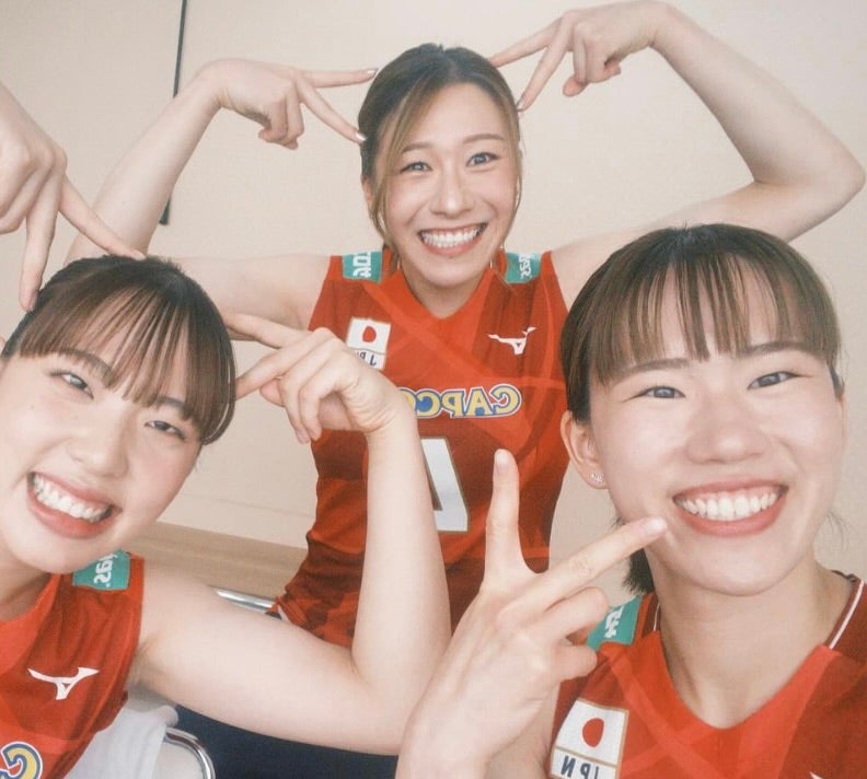 「可愛すぎるぅ」あのバレー界最強兄妹の妹がキュートな”にゃんポーズ