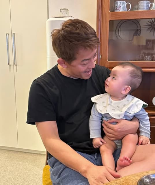 ハンバーグ師匠・井戸田潤が息子にデレデレ⁉素敵なパパ姿にファン絶賛