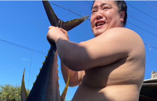 放駒部屋、伊江島合宿で豪快マグロ解体ショー！迫力満点の宴に注目