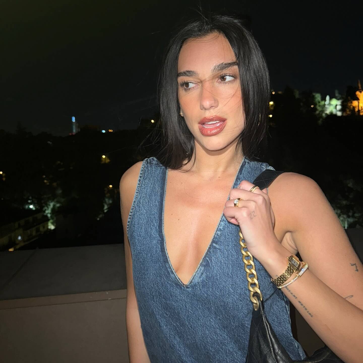 英国出身大人気歌姫・Dua Lipa　チリでのオフショットを大公開！