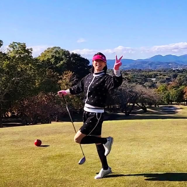 ゴルフプレーの元日テレ・馬場典子アナ、「ドライバーが飛んだからって」ウキウキなショットが可愛すぎると話題！