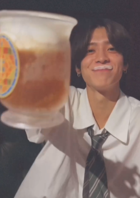 timelesz・松島聡 ド派手な泡ひげのお茶目すぎる姿を披露！「可愛すぎんか？」と話題に！