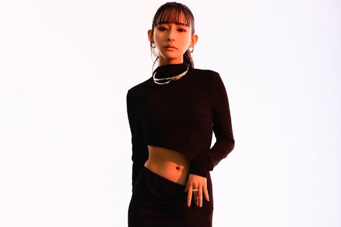 「神がかり的美貌」圧倒的な美を感じるスタイル…人気女優のスーパーモデル並の立ち姿にファン歓喜