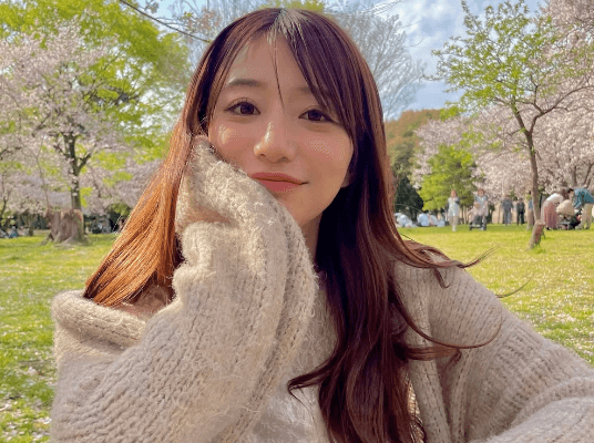 「綺麗で長い美髪も素敵」美女スポーツMC、お花見で見せた”無邪気スマイル”にファン夢心地「優しい目してるんよね」