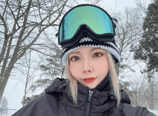 「可愛い、最高！」金髪のスノボ美女、ゲレンデでホットなスキンシップを見せる！ファン羨望の眼差し「女前」