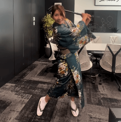 「着物でスイングする美女が居ると聞き、やってきた」人気プロゴルファー、「股関節しっかり入ってる」と悶絶→ファンも悶絶！