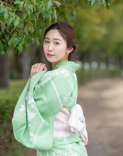 『水ダウ』で話題のハニトラ女優 圧巻の”あざとさMAX”ショットにファン悶絶 「さすがすぎる…」