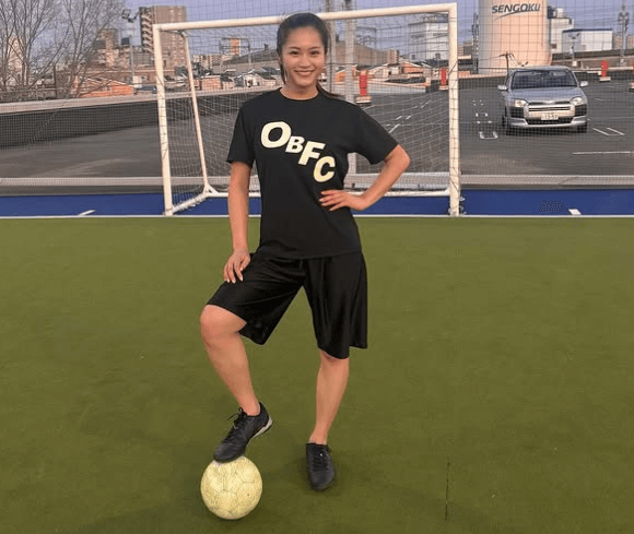 グラドルから女子レスラー転向の美女、フットサル女子に！？コート内の美・ショットに拍手喝采「すごく上手そうに見えます」