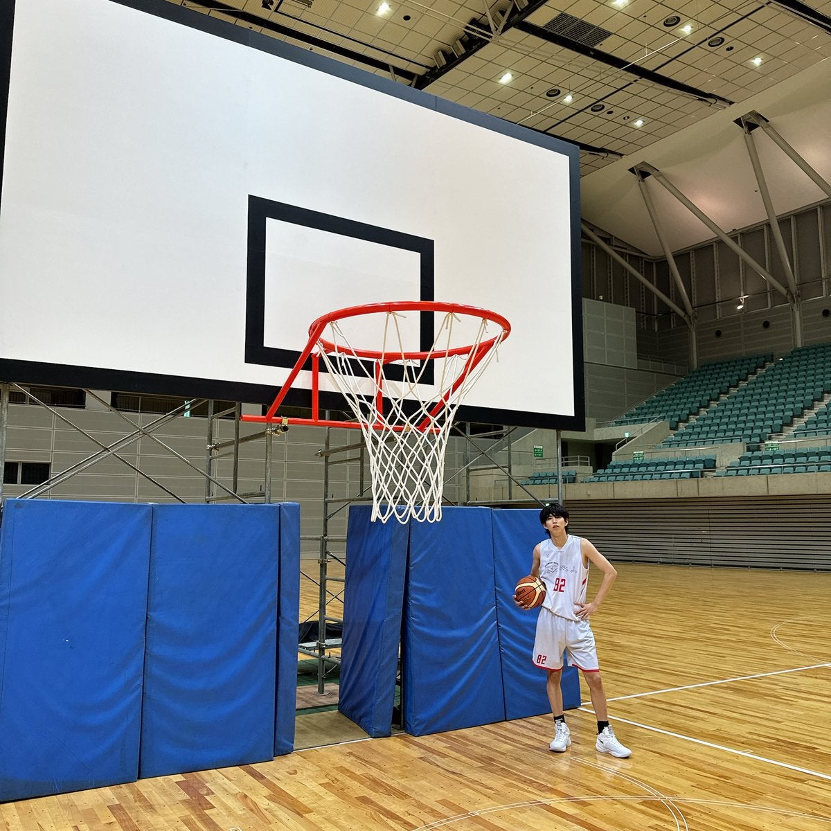 「バスケゴールの大きさ3倍にした」大人気YouTuberの大掛かりな動画に注目集まる