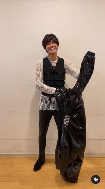 Aぇ! group　佐野晶哉が新曲衣装紹介　穴あき衣装にも『美しすぎてイケメンすぎる🥺💚🙌🏻』