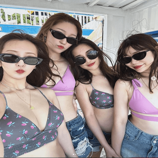 板野友美ら美女たちの水着ショット、自身が手掛けるブランドの水着で海へ